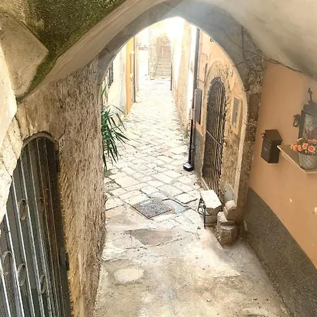 לינה וארוחת בוקר La Torretta פונדי