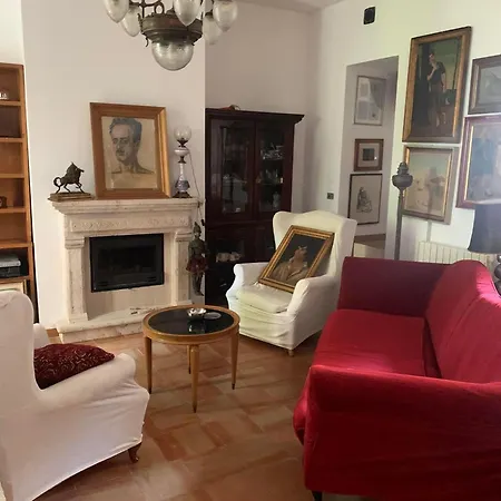 לינה וארוחת בוקר La Torretta פונדי